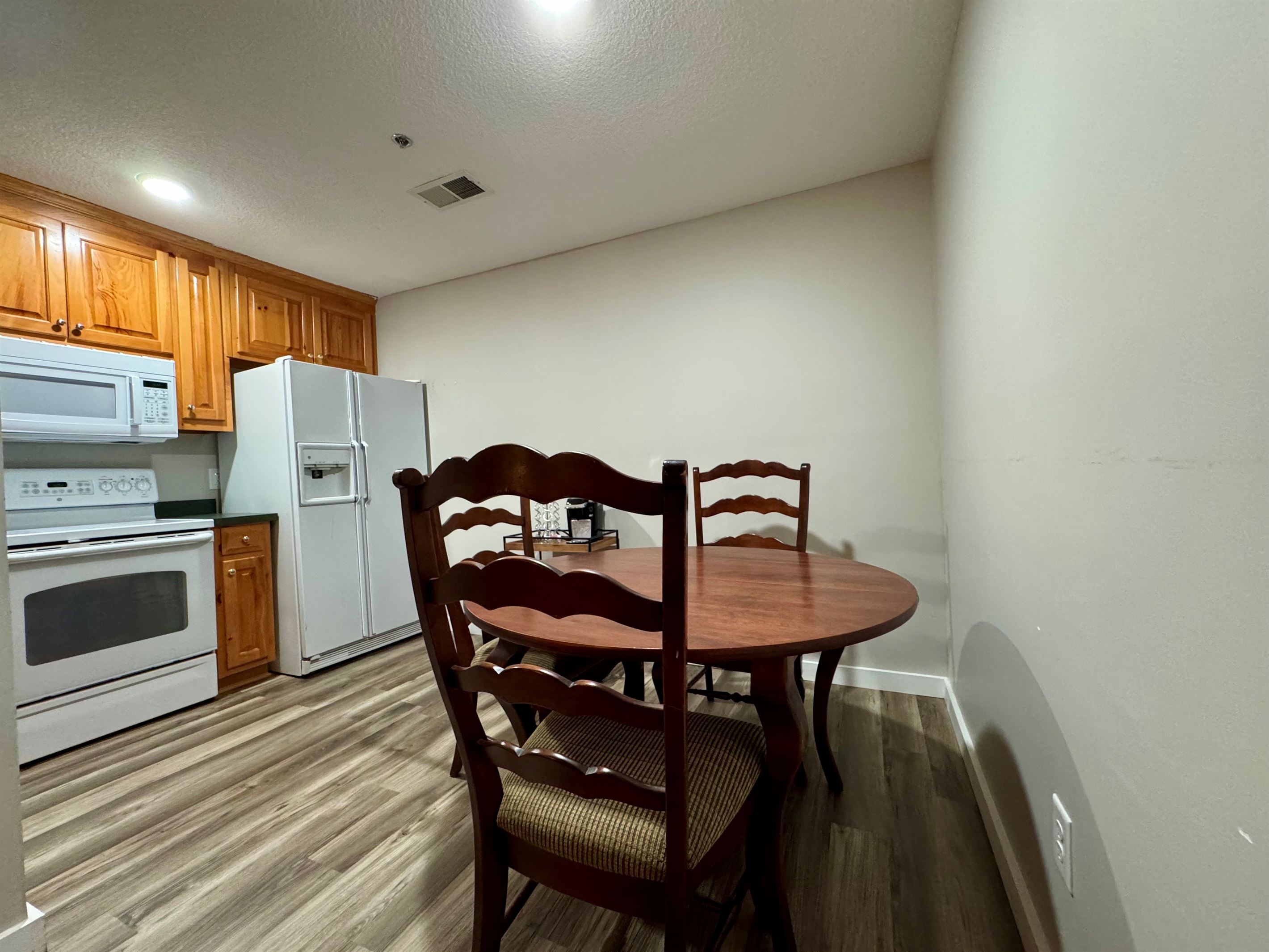 🍽️ Enjoy meals at the dining table or takeout from Helen’s local restaurants just 1 mile away.
