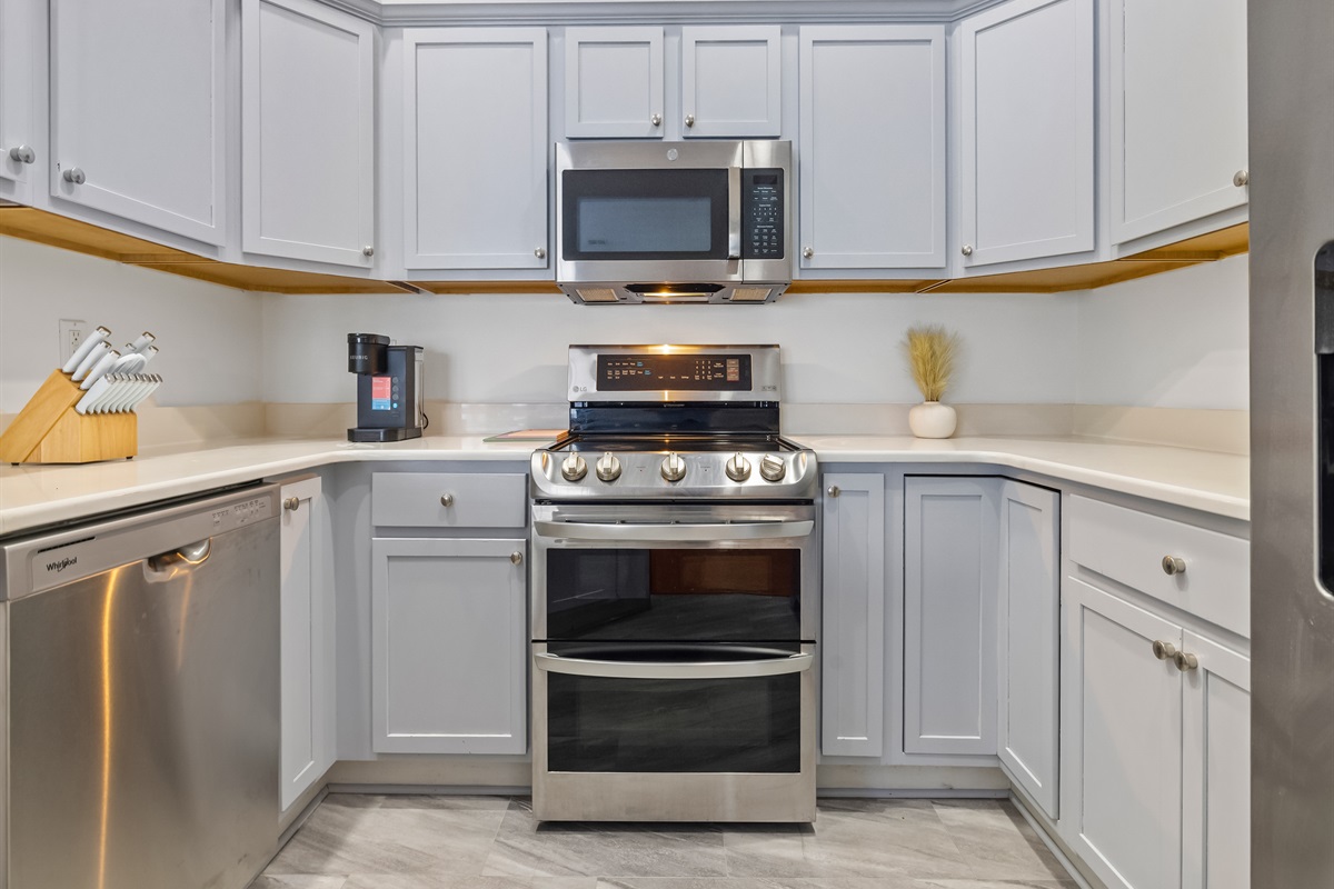 Fully equipped for effortless stay-in meals.
You’ll find everything you need — cookware, dishes, glassware, utensils, and the everyday essentials that make breakfasts, snacks, and family dinners feel easy. Just bring your ingredients and settle in.