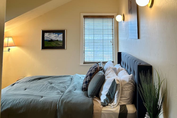 2nd bedroom (Queen) 