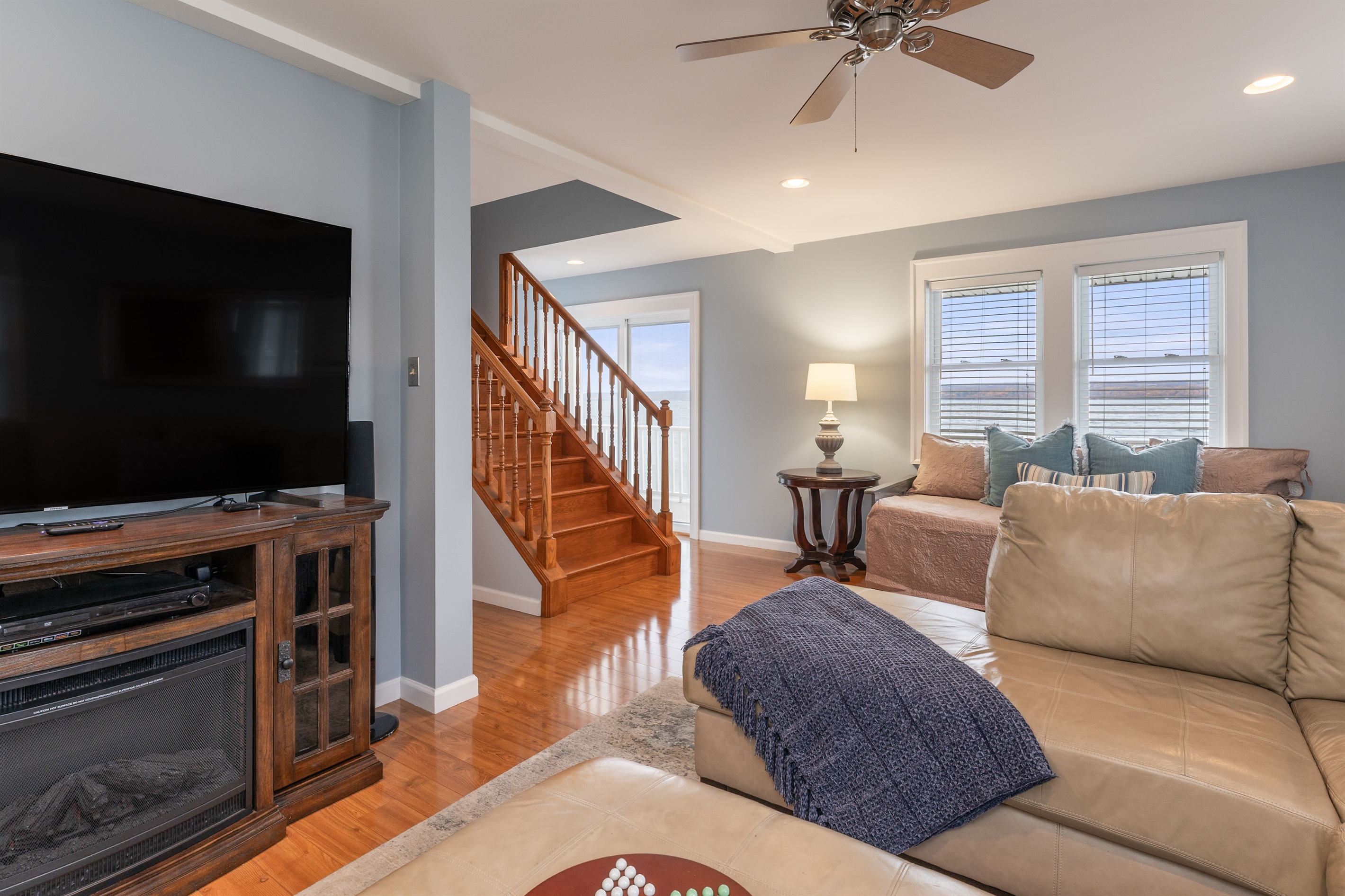 Cozy living room with additional trundle daybed