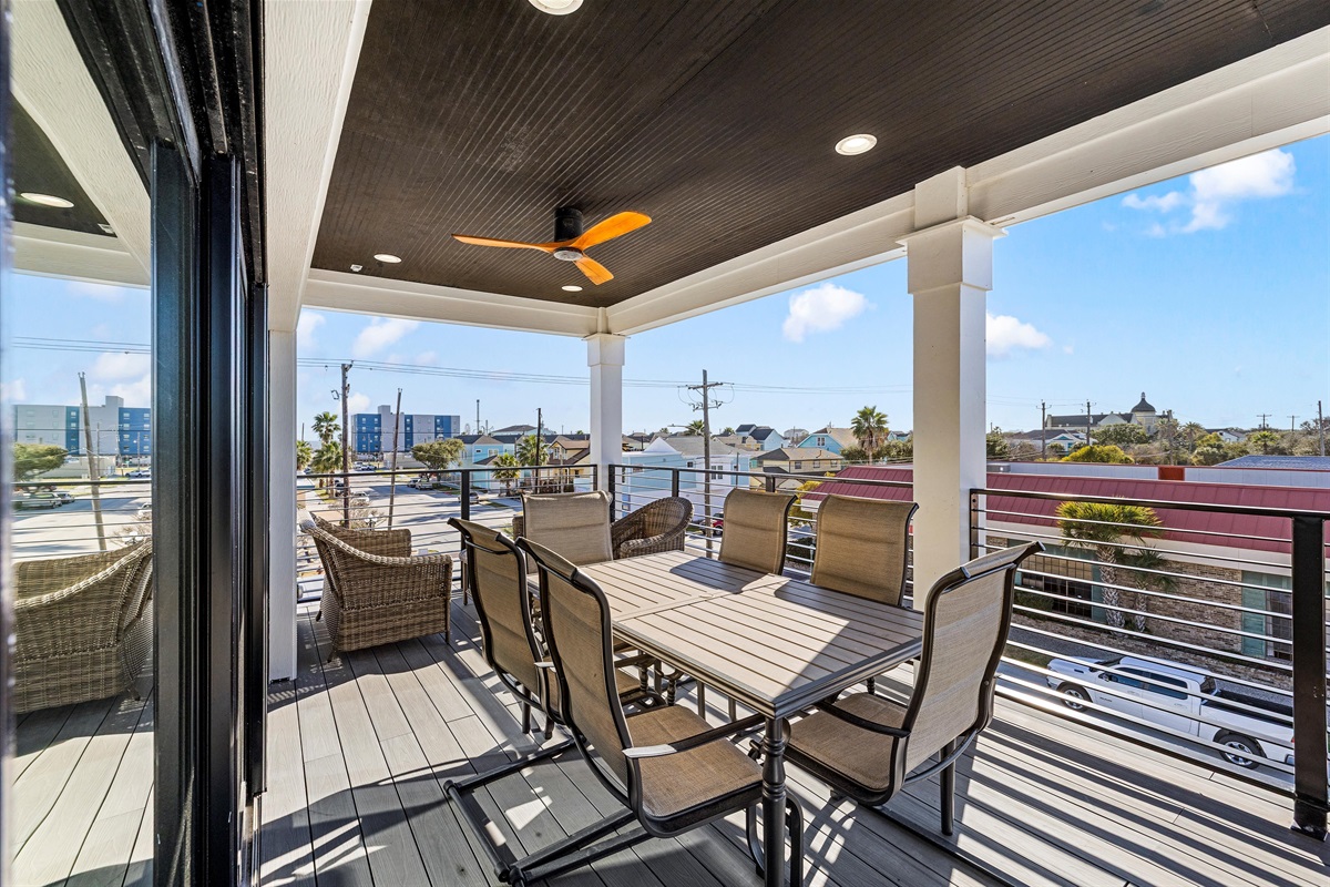 Outdoor Dining Oasis: Savor meals with a view on this spacious terrace perfect for gatherings!