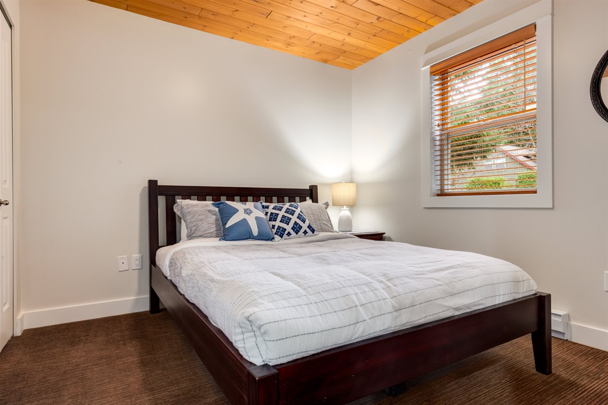 Entrance Bedroom Queen