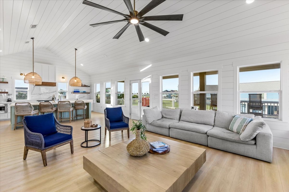 140d5870bf7d452d96bb559b74eae616 Large | Beachhouse | Texas | TX | Vacation Homes | Galveston | Crystal Beach | Kokomo | Breezy Days | Beachfront Elegance | Sunrise Serenity | Southern Sands Property Management, LLC