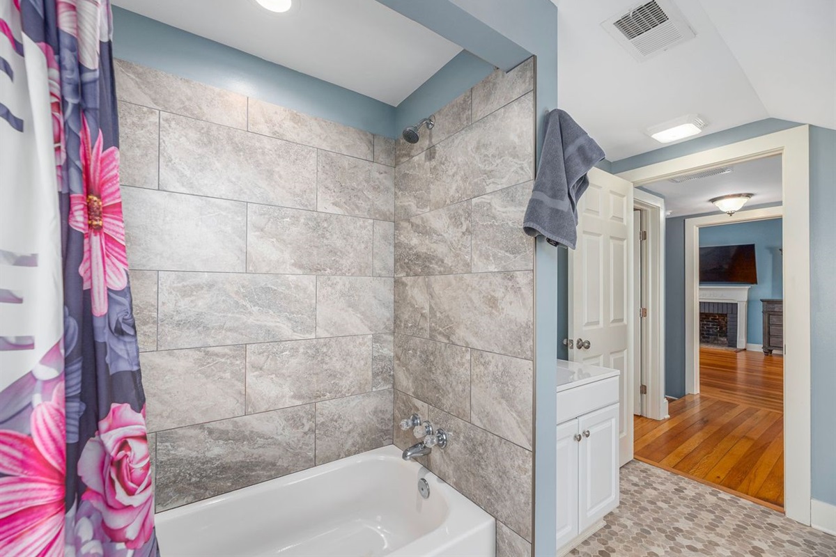 Upstairs bathroom, tub/shower combo