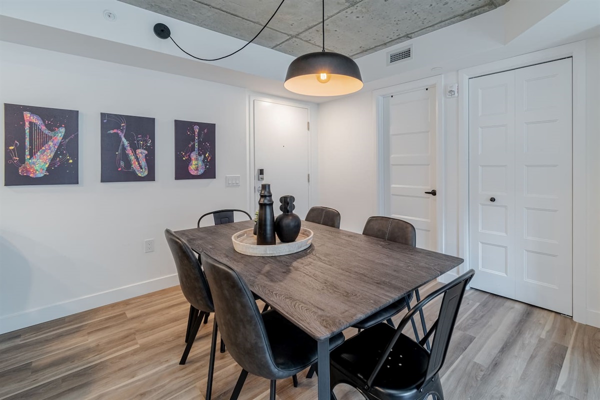 Salle à diner pouvant accueillir 6 personnes.
