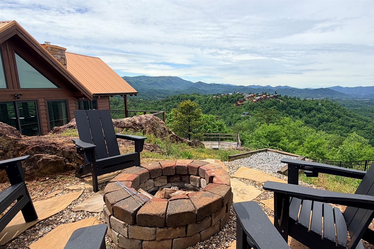 Jaw dropping views from the firepit area! Wait until you see it at night! 😉✨😍 Be sure to pick up some firewood on the way in.