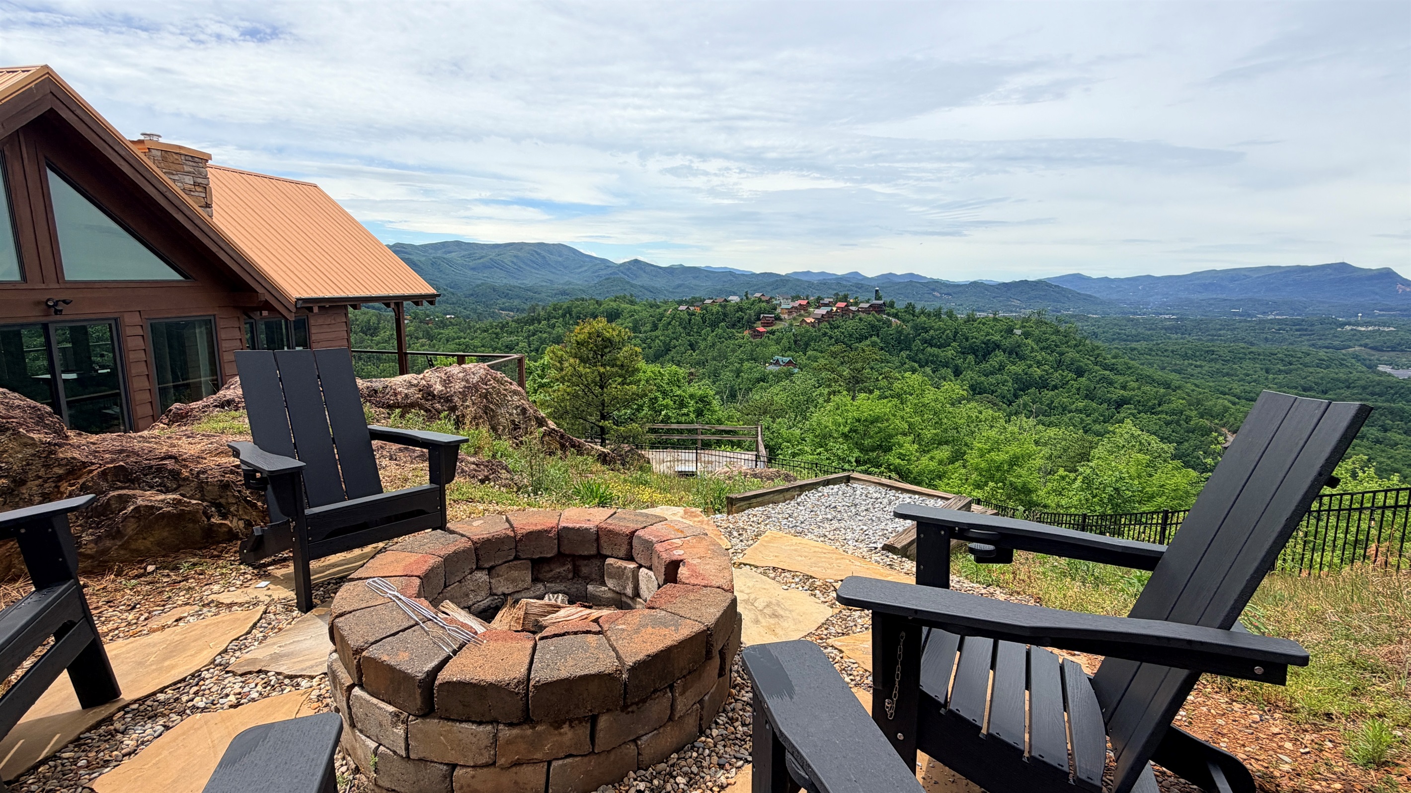 Jaw dropping views from the firepit area! Wait until you see it at night! 😉✨😍 Be sure to pick up some firewood on the way in.