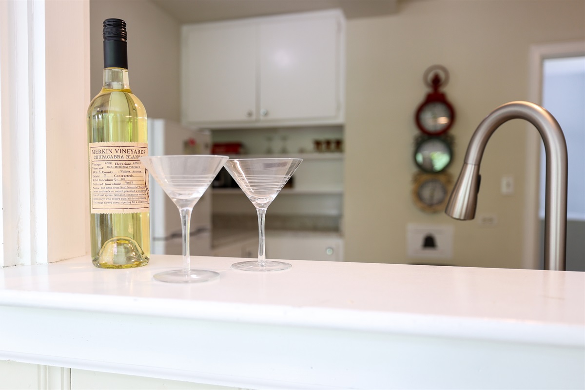 Dining area, pass through bar top