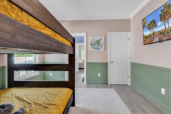 Enter into comfort and versatility in our 3rd Bedroom retreat. With a Queen bunk bed, easy access to a Jack and Jill bath, and entertainment on a 55" Roku TV, it's the perfect space for unwinding and enjoying downtime. Your cozy getaway awaits. 🛌🚿📺 #Ver