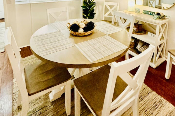 Round dining table