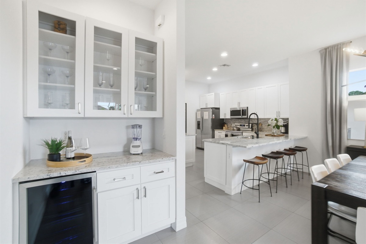 Separate bar area for entertaining and easy access to the kitchen and dining room