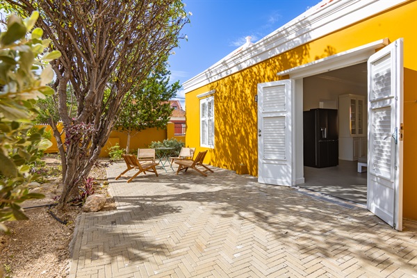 Heritage City Villa – Side terrace