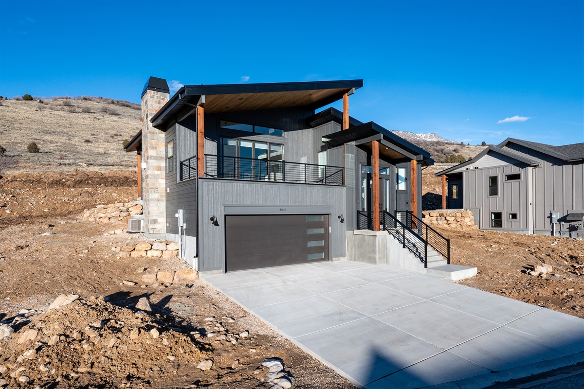 Your private Eden mountain escape with space, style, and unforgettable views.