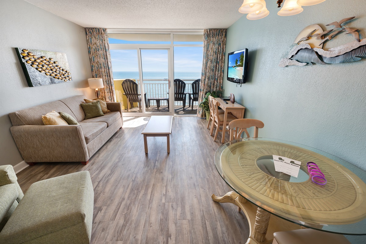 Living Room with Stunning Views🌊☀️