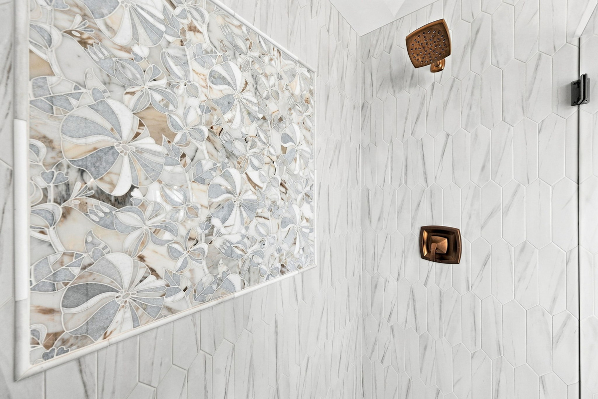 Every detail shines in this luxurious shower.