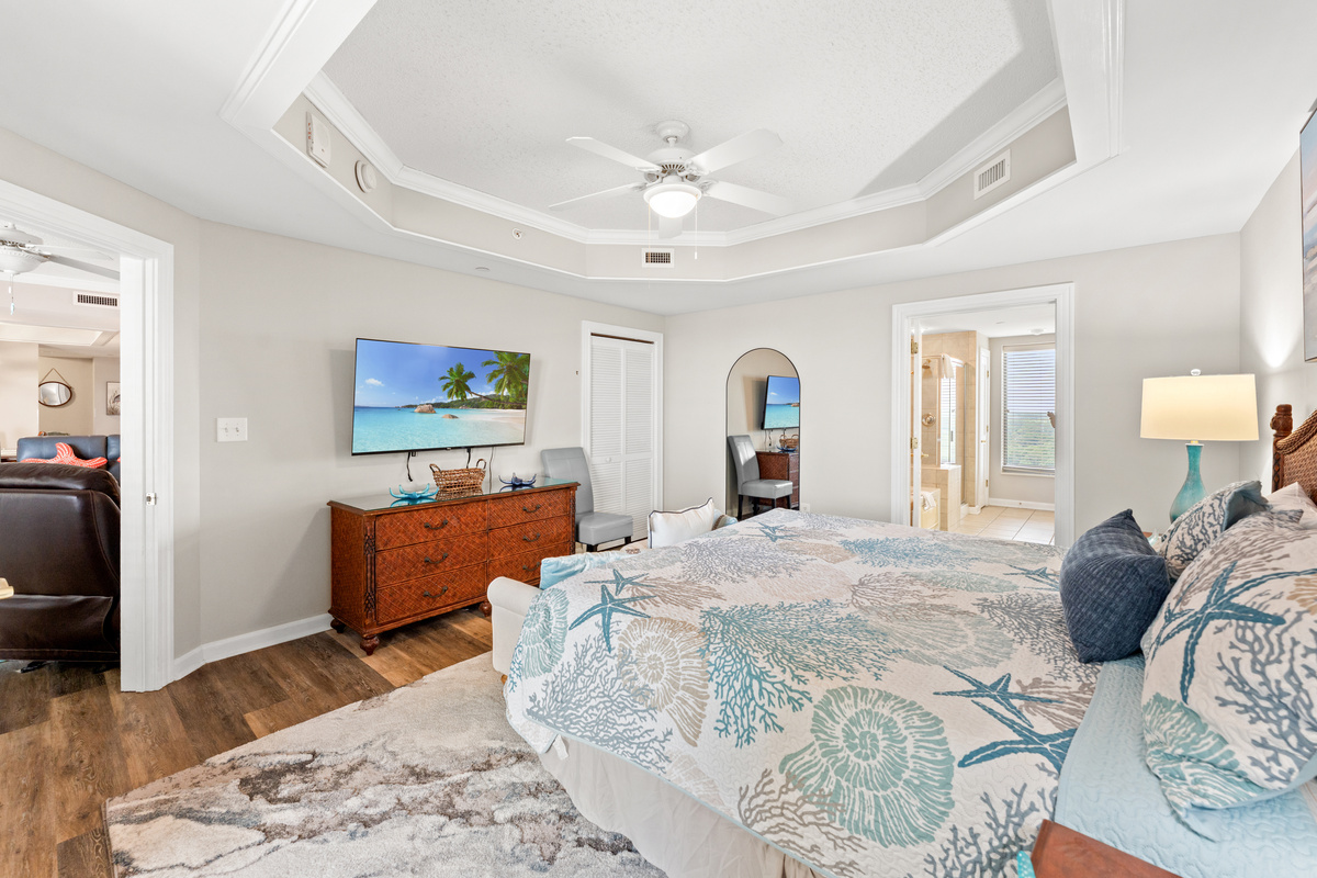 Spacious Main bedroom with king bed and ensuite
