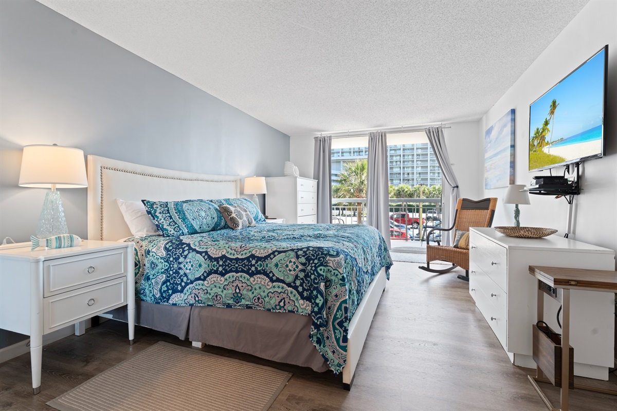Spacious Main Bedroom with king bed, en suite and balcony
