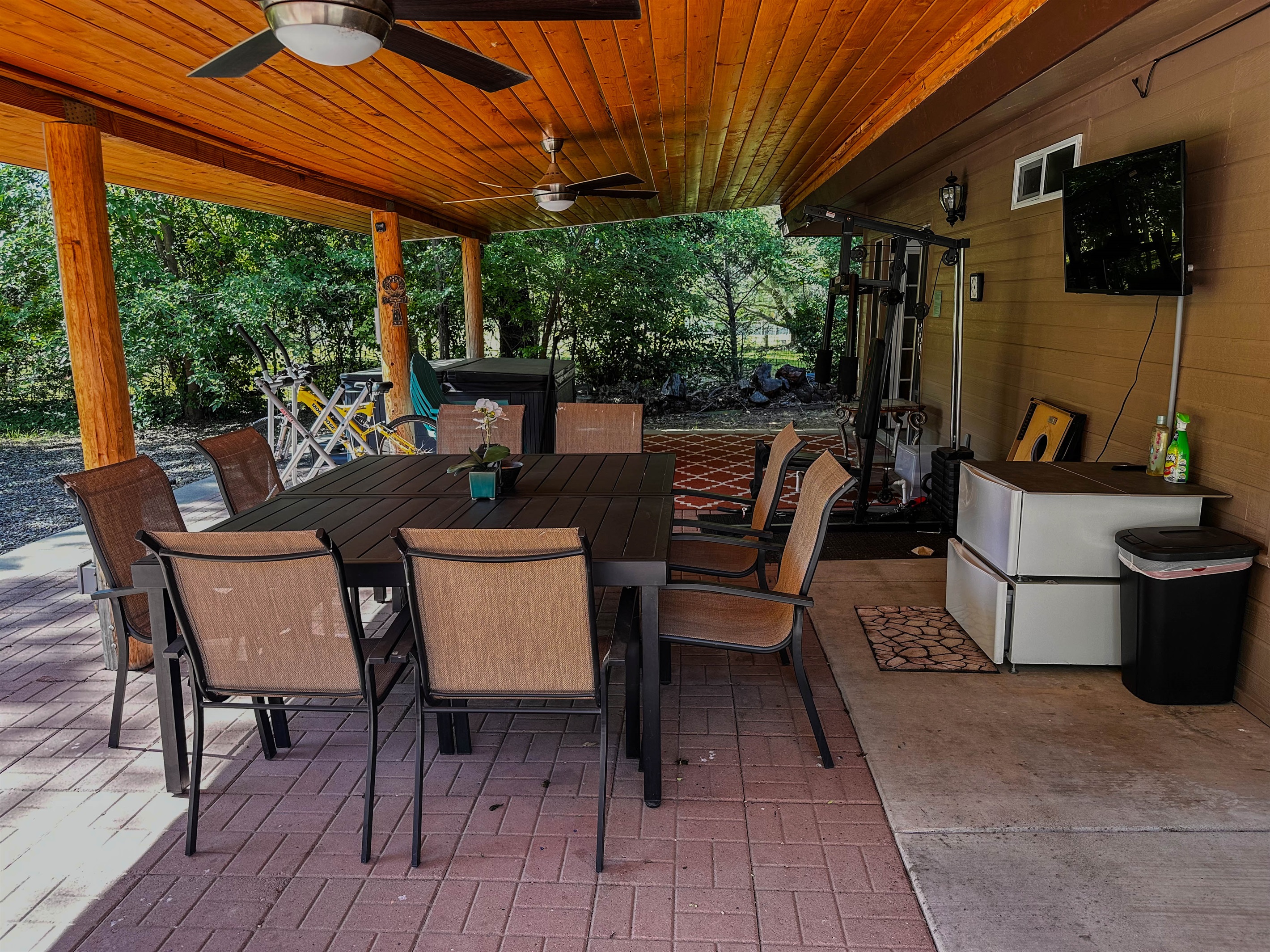 Outdoor Dining spaces (Seats 8)