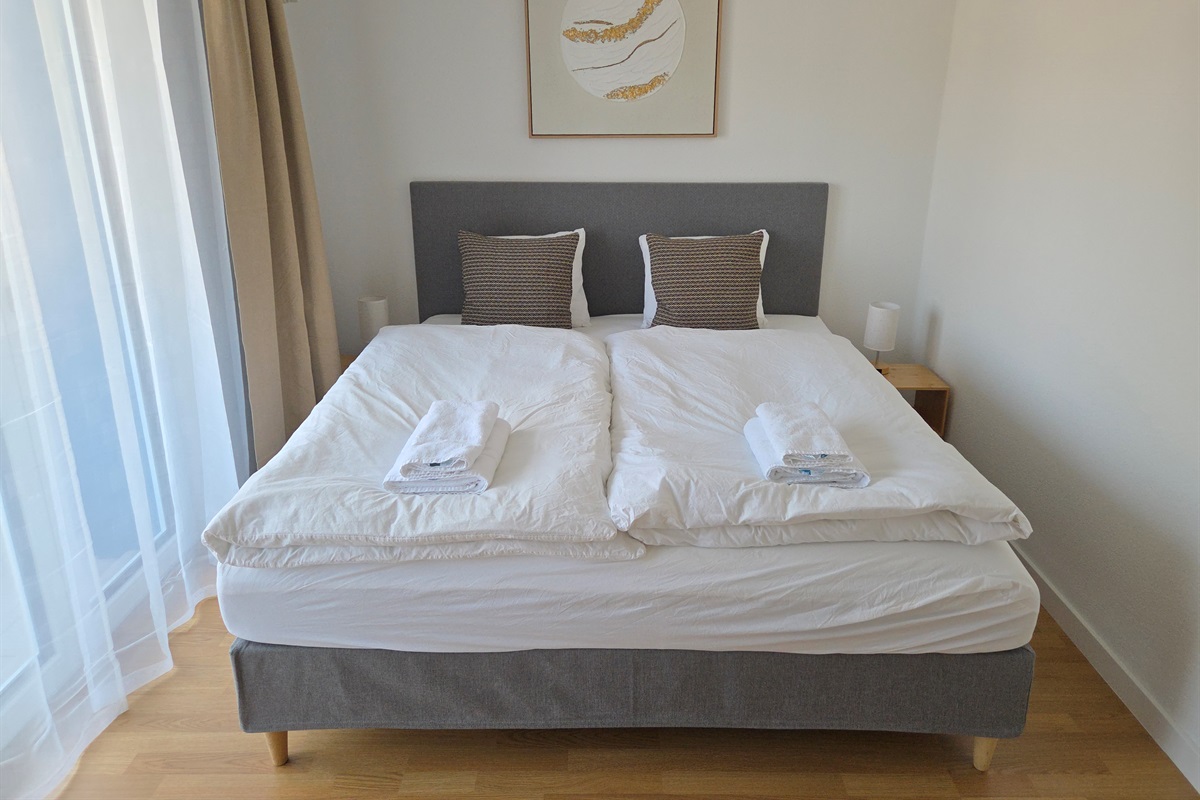 Bedroom 1 with King sized bed (180x200cm)