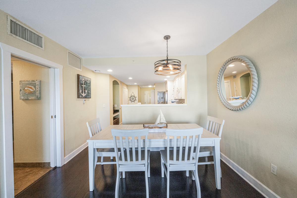 Dining Area seats 6