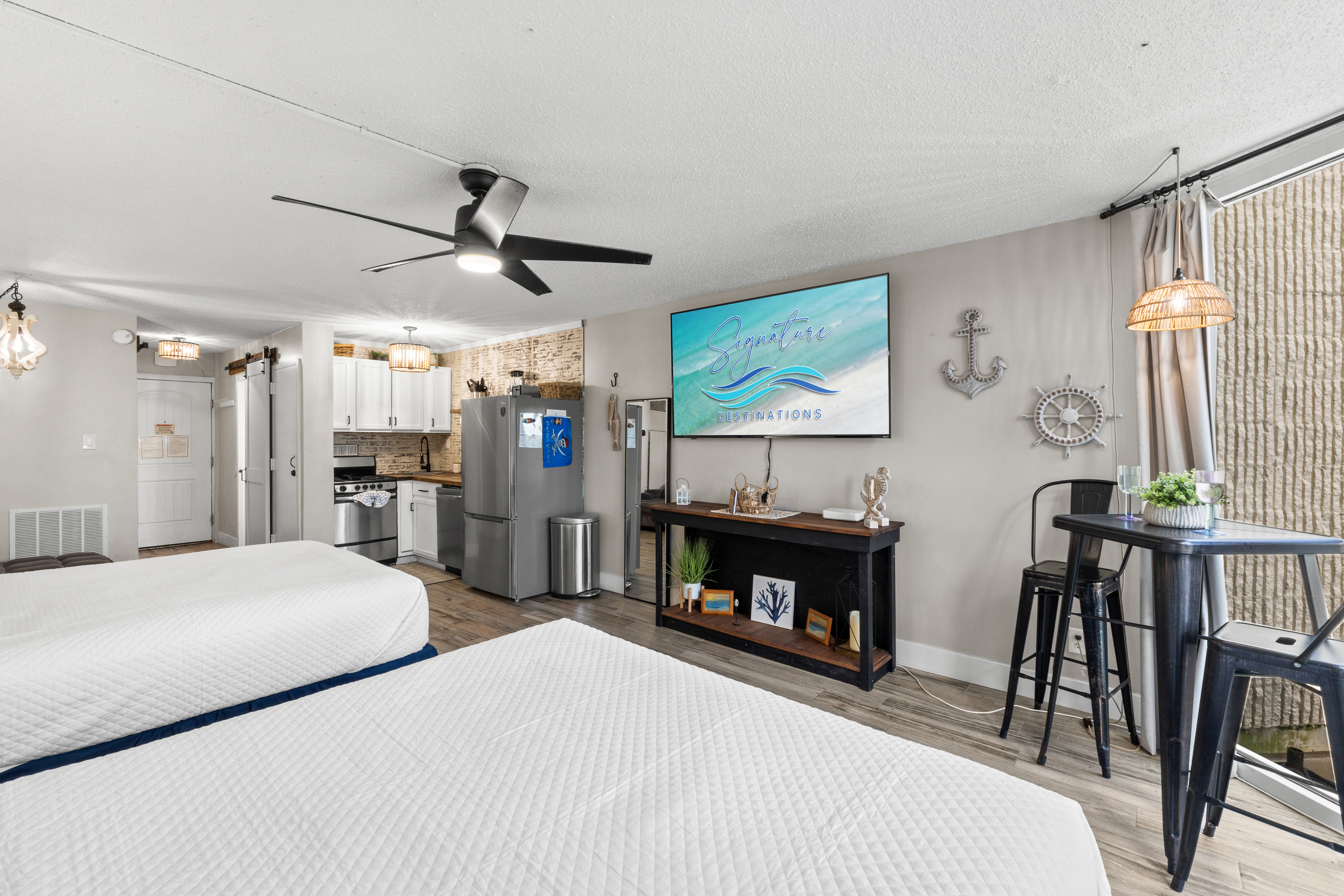 Living Room with 2 Queen Beds