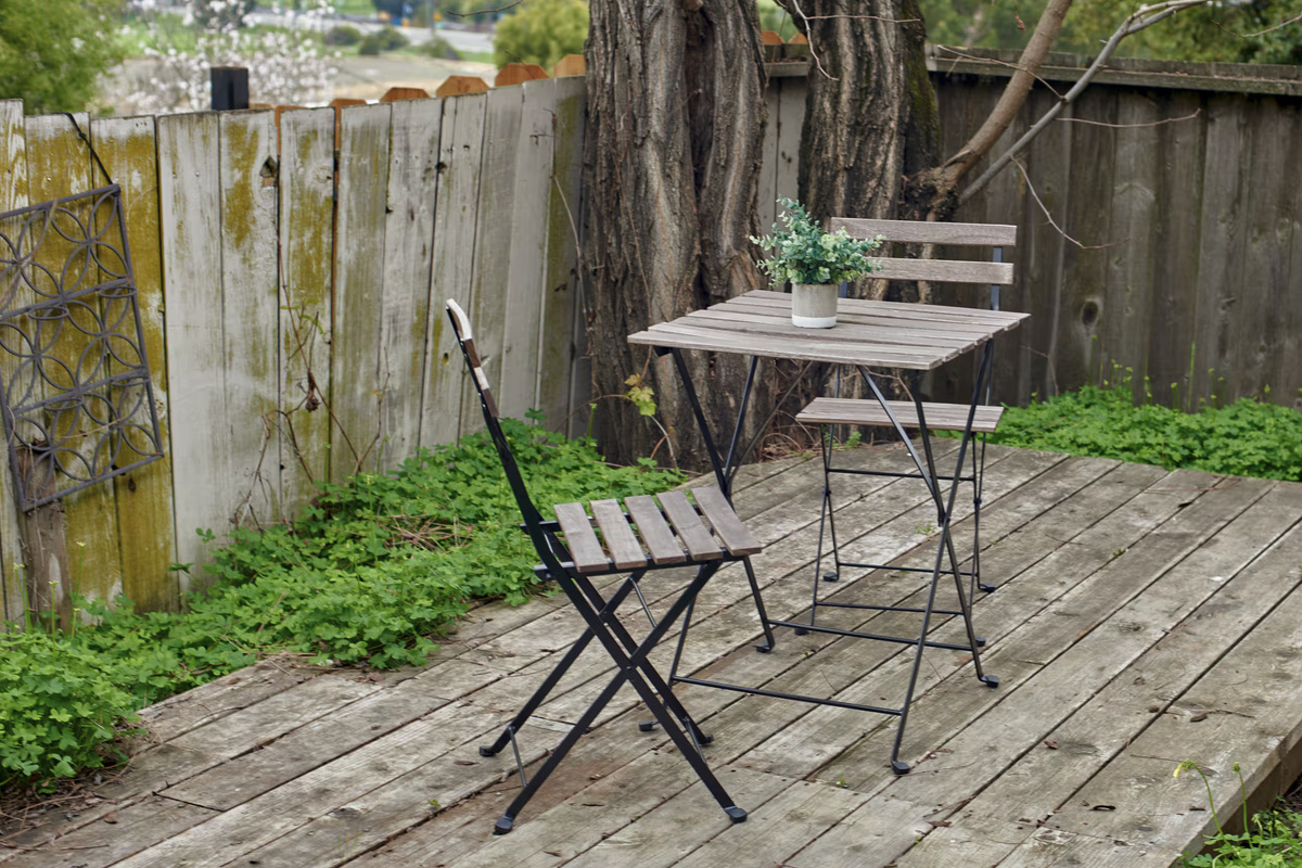 Side deck with fence enclosure