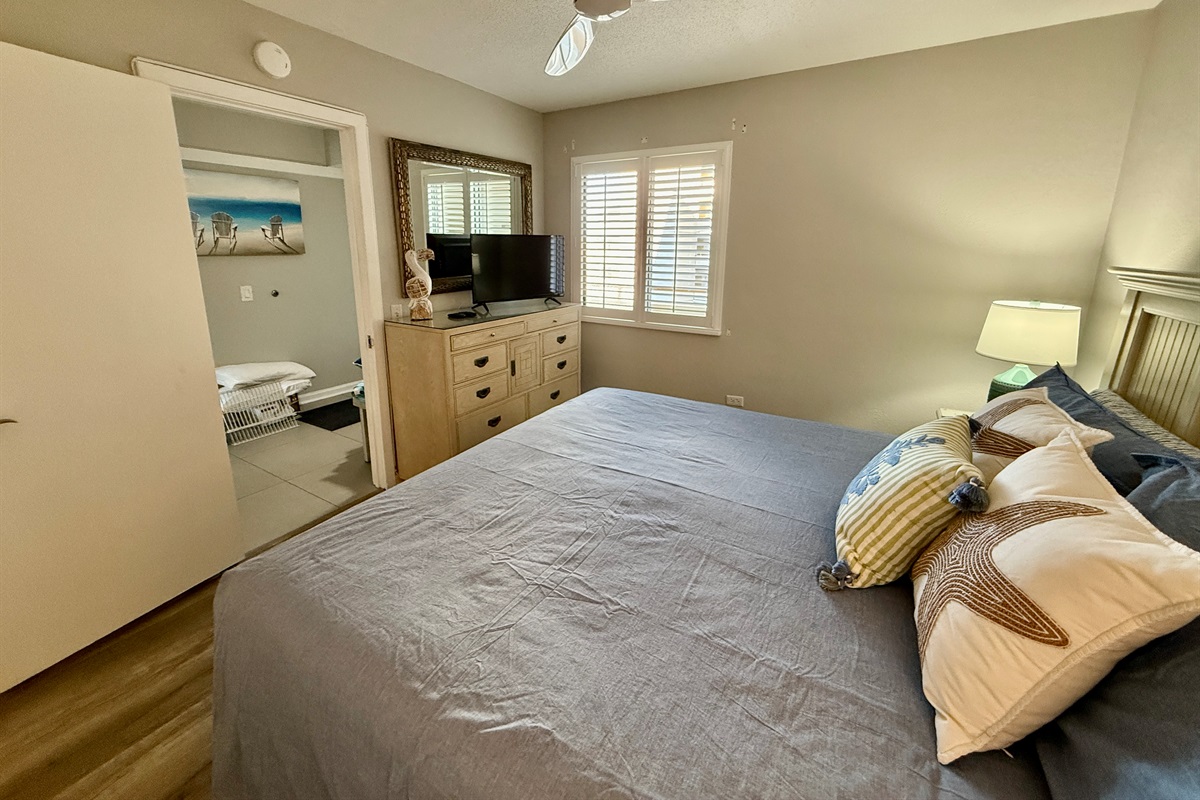 Guest Bedroom w/King Bed