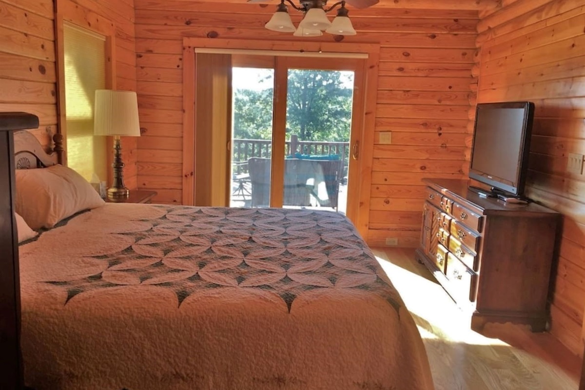 Primary bedroom #1 on main level of the cabin