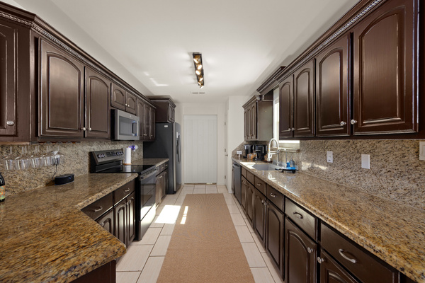 Fully stocked kitchen/ downstairs