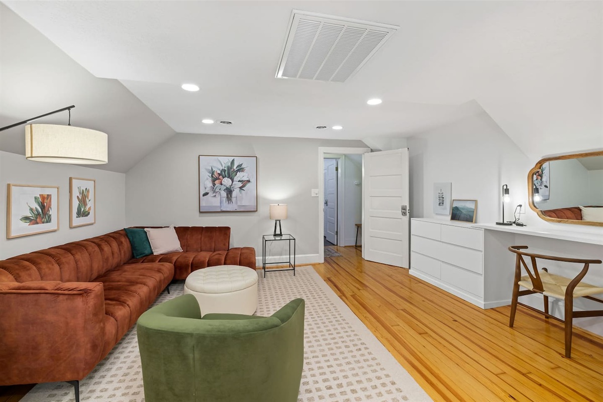 *Upstairs* The Magnolia Suite (1 bd, 1 living room, 1 bath) sleeps 2.