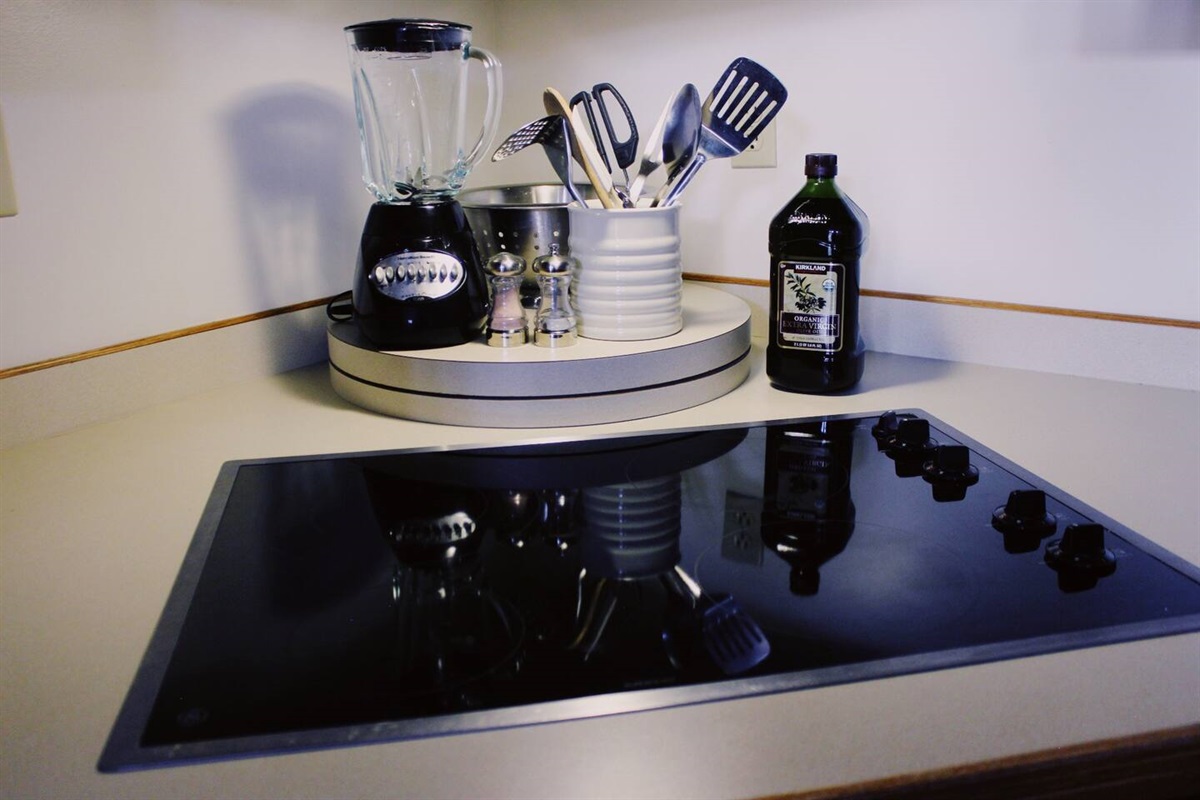 Discover the convenience and innovation of a distinctive electric heating plate/stove in this remarkable kitchen. 