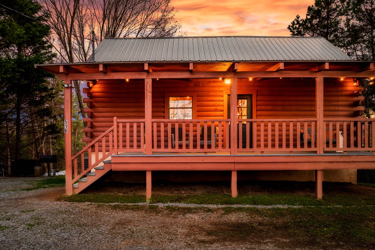 This lovely cabin is in an outstanding location, situated between Gatlinburg and Pigeon Forge. Beautiful landscape!