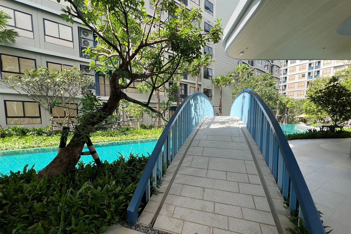The swimming pool is divided into dedicated zones. Lap Pool: A 35-metre-long pool. Kids’ Pool: Featuring an overflowing water curtain of endless fun for the entire family. Relaxation Pool: Set beneath the shade of sprawling trees. 