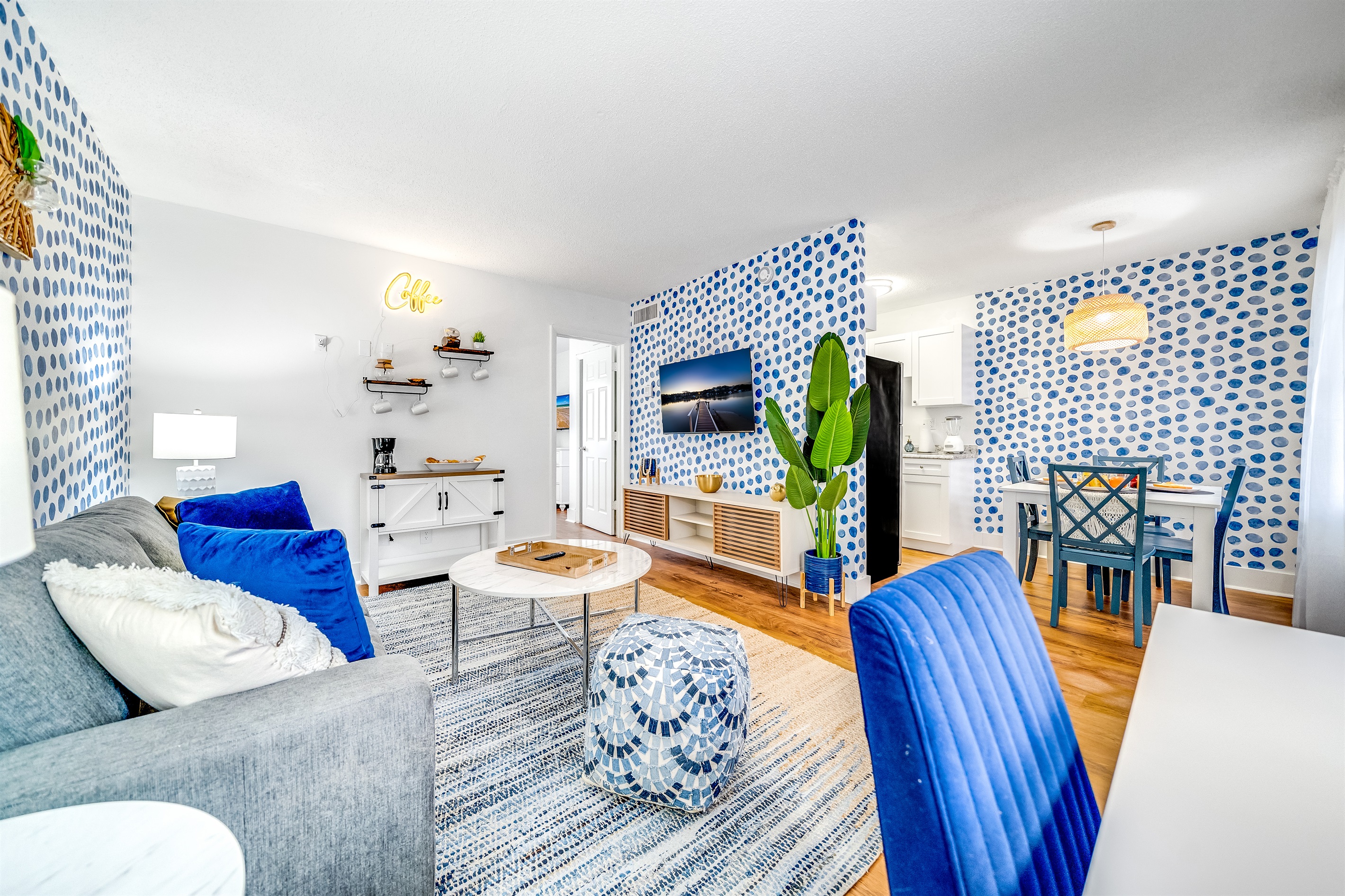 Water View - King Bed - Palm Wave Says 4