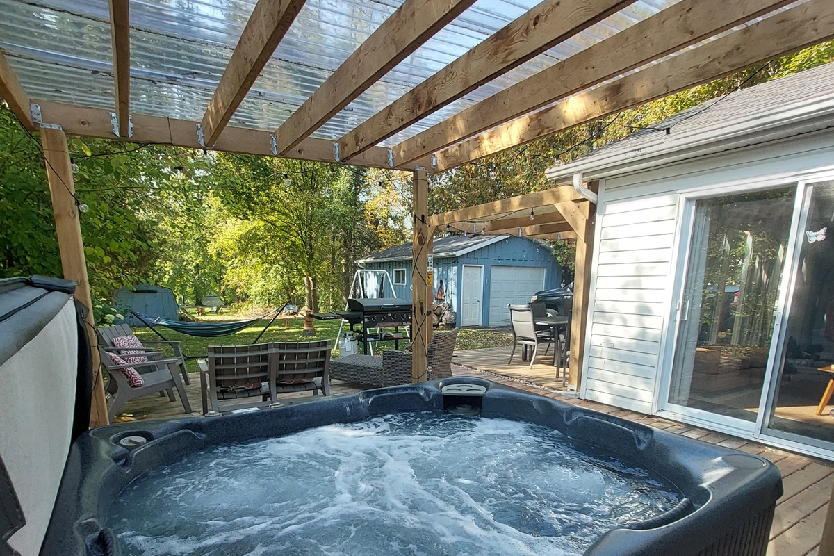 6 person relaxing hot tub