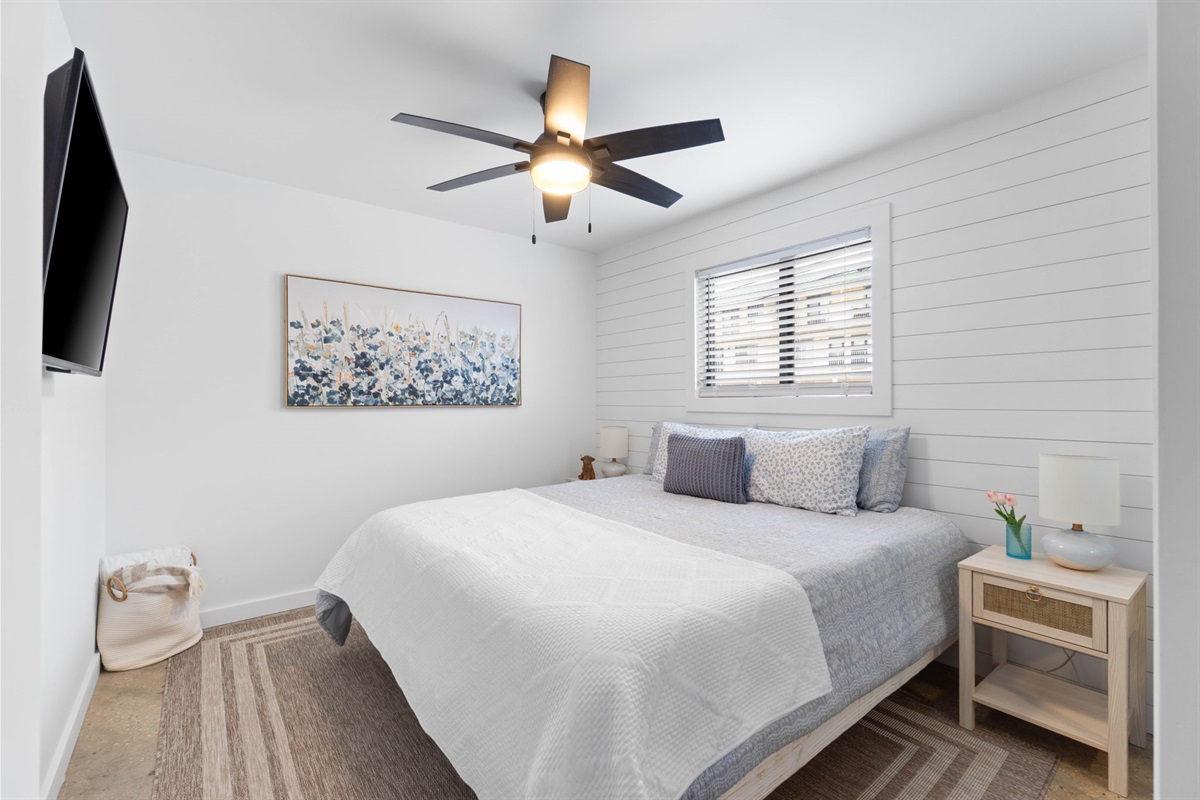 Small Serenity 1's Guest Bedroom: King Bed, Smart TV, Closet, Private Bathroom with Shower/Tub combo (sleeps 2)