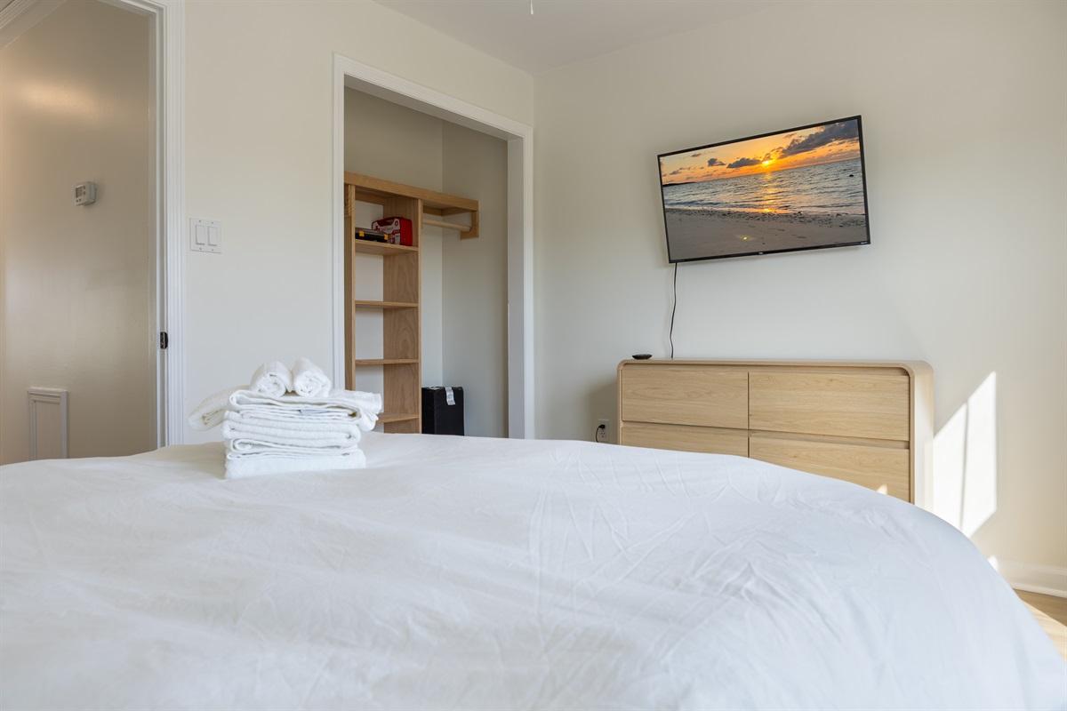 Bedroom 1, Queen bed & SmartTV