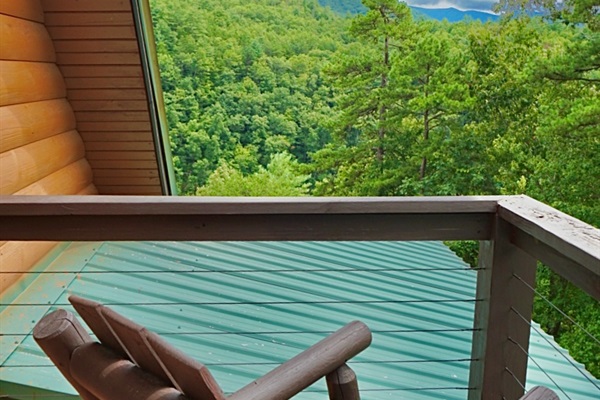 Balcony Retreat: Unwind on the deck with breathtaking mountain views and fresh forest air!