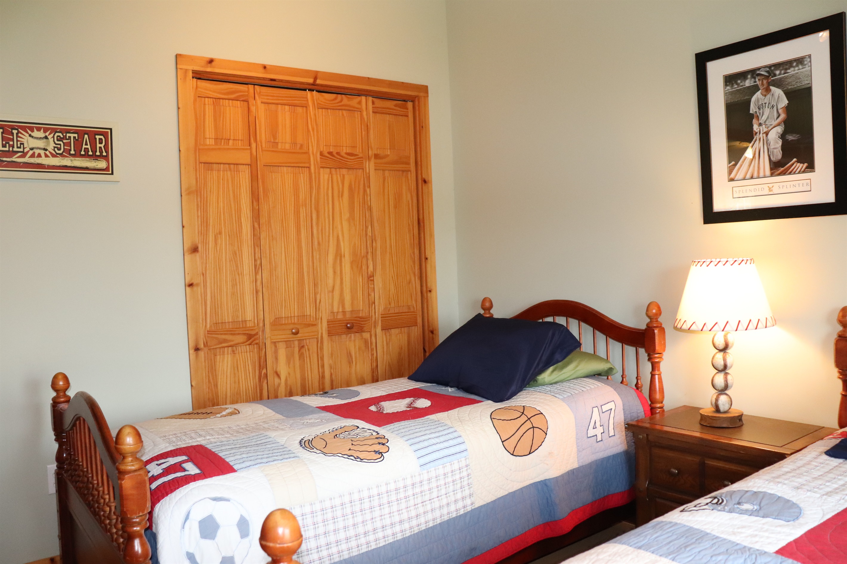 Twin beds in Bedroom #2