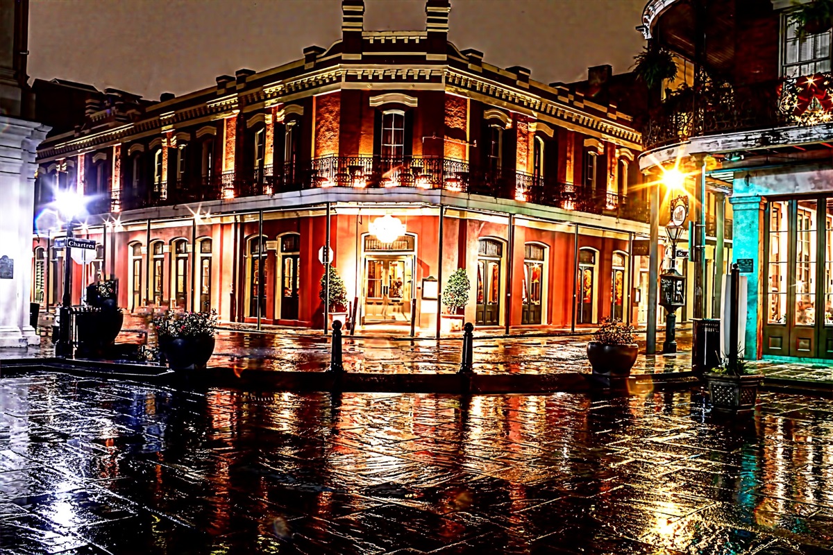 2.5 miles to the French Quarter! And another 4 blocks to Bourbon St.