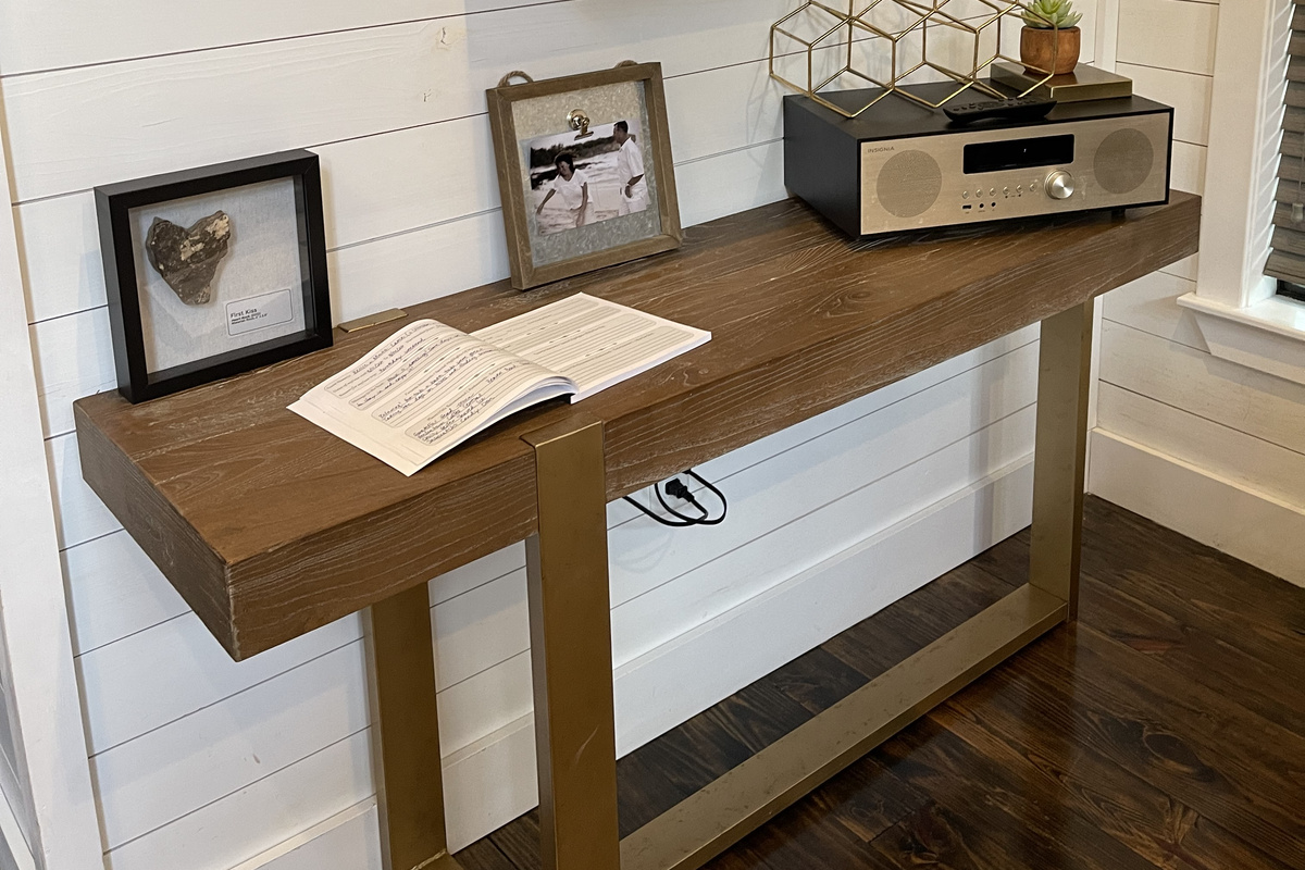 Small area for the guest book, blue tooth player and a few glasses for your favorite mixology.