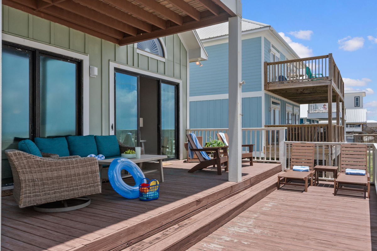 Main floor - Front-row seats to the gulf. 🌊