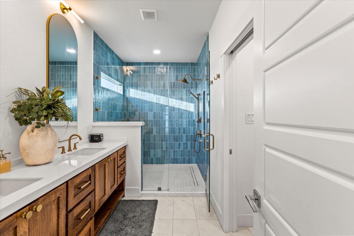 14ffa5bd95d84f66932088672db98621 Large | Beachhouse | Texas | TX | Vacation Homes | Galveston | Crystal Beach | Kokomo | Breezy Days | Beachfront Elegance | Sunrise Serenity | Southern Sands Property Management, LLC
