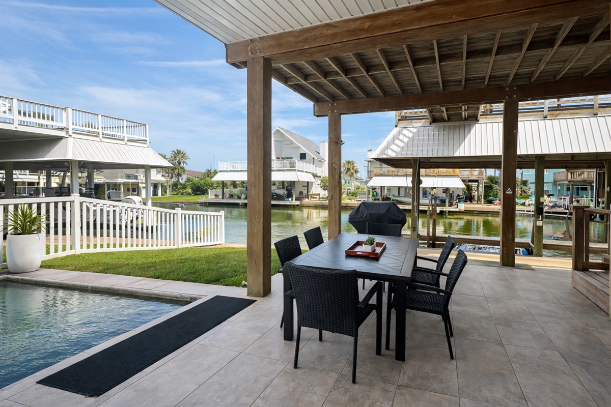 Outdoor dinning... pool side