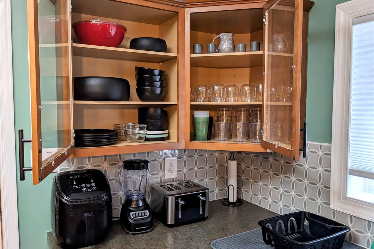 Blender, air fryer, toaster, we're stocked with everything you need. 

All cabinets are made of glass so you can easily find what you're looking for!!!