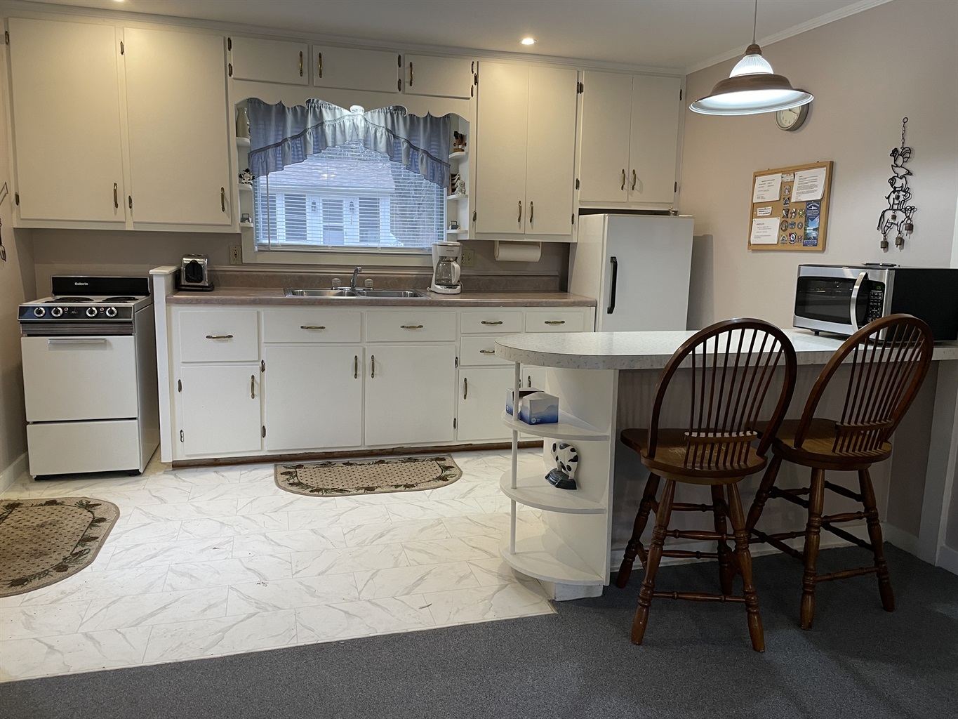 Kitchen with breakfast bar