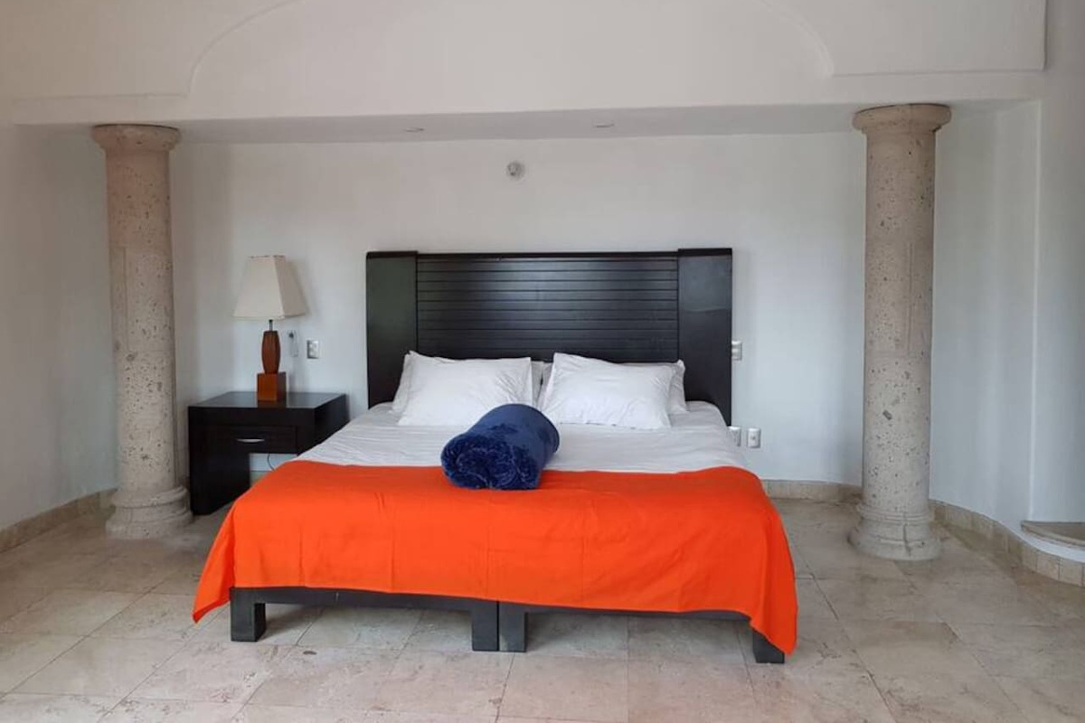 Suite 4 (1st Flr) - Bathroom King Bed 