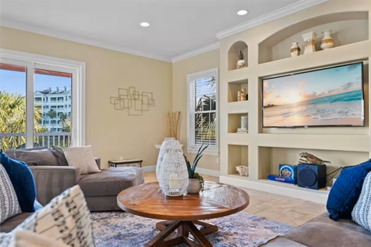 Relax in style in this bright coastal living room 🌊
Comfortable seating, built-in shelving, and a large TV create an inviting space to unwind, stream movies, or enjoy quiet moments between adventures.

