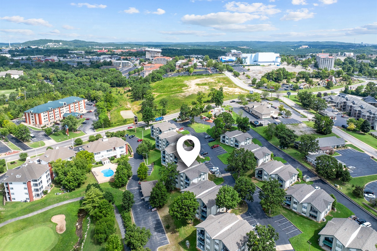 🎭 One block to Branson’s famous 76 Strip — close to shows, dining, and family fun, yet tucked away from the traffic.