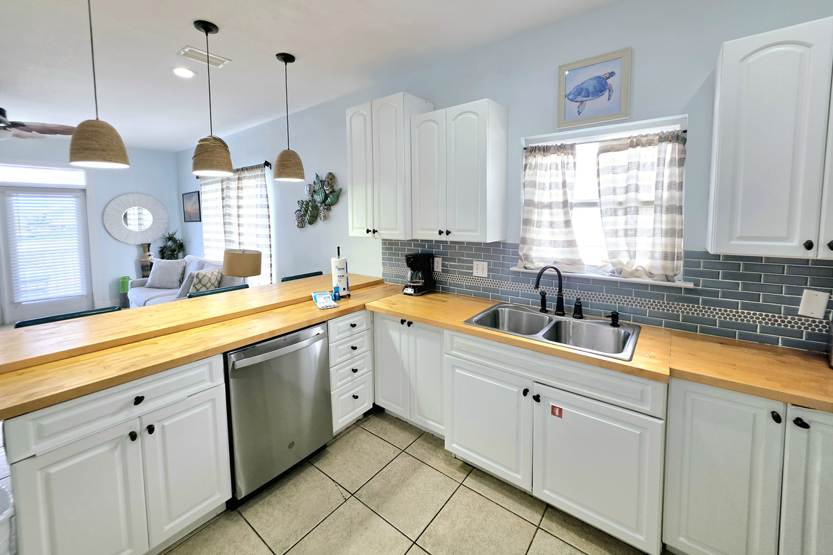 Kitchen with dishwasher, double sink and coffee maker